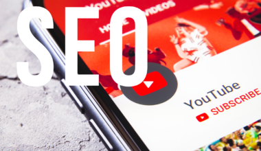 Image avec un mockup d'un téléphone qui a pour visuel la page YouTube avec pour indication le SEO sur le côté.