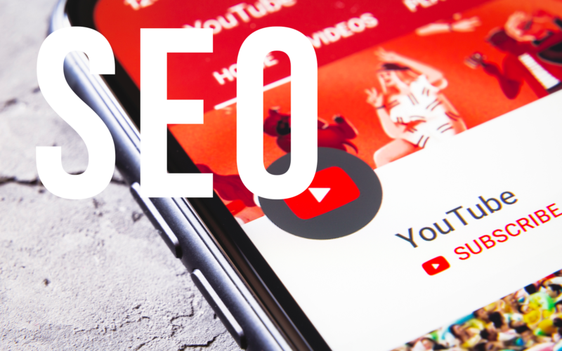 Image avec un mockup d'un téléphone qui a pour visuel la page YouTube avec pour indication le SEO sur le côté.