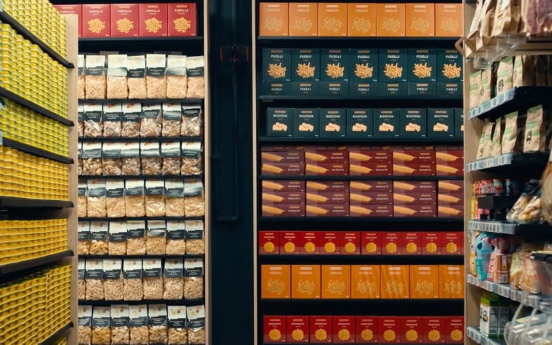 1 milliard d'impressions : la méthode du Groupement Mousquetaires pour réduire l'empreinte carbone de toute sa production vidéo